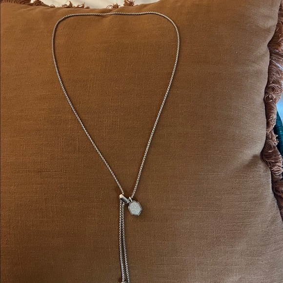 Metal adjustable bolo necklace with hexagonal pendant - Picture 5 of 6